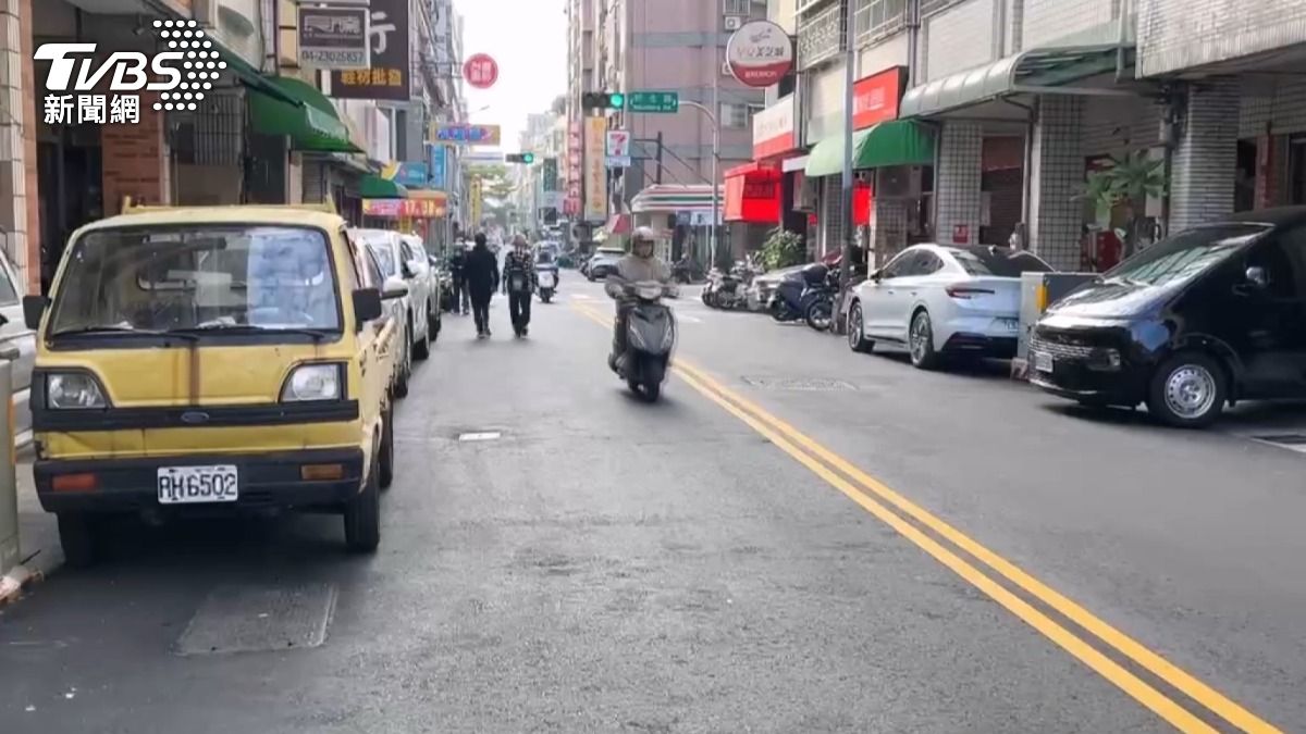 吳姓車主將銀色休旅車停在民宅門口,遭人在擋風玻璃貼紙條提醒「不要亂停門口,影響他人出入」。(圖/TVBS)