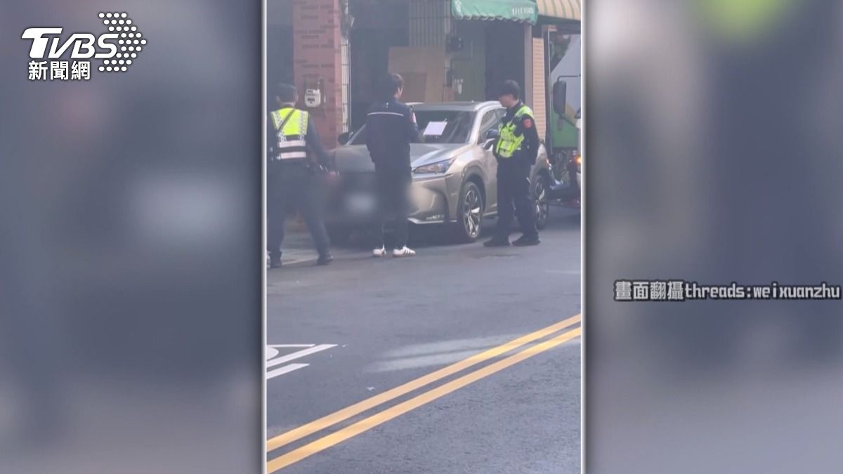 當警方到場處理時,車主要求警方敲門找屋主出來對質 。(圖/民眾提供)