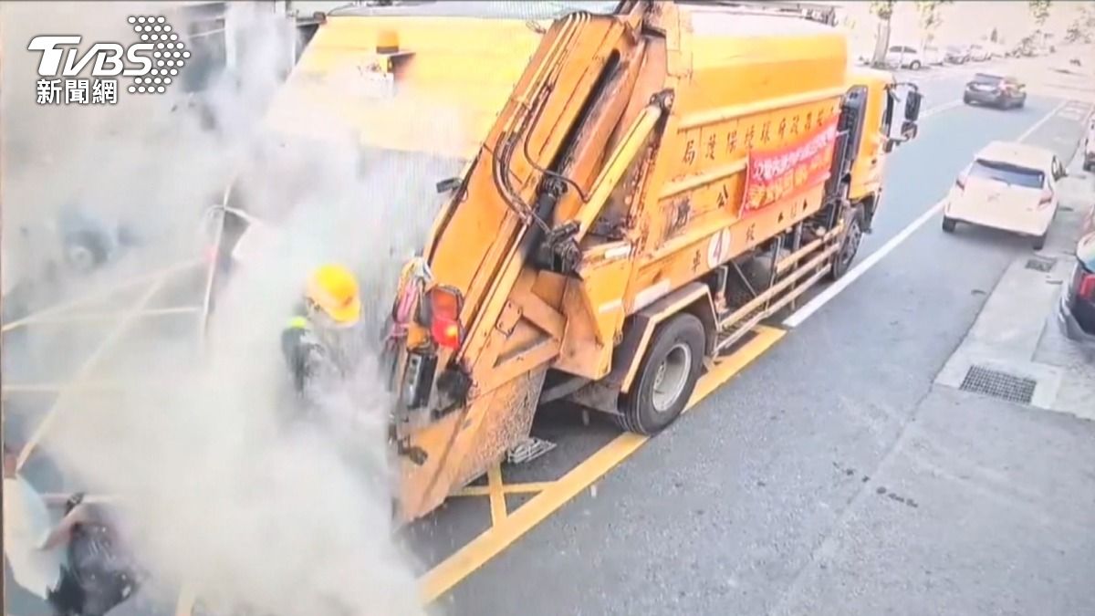 女丟未澆水香灰害垃圾車「碰」一聲爆開 第一線人員全身遭覆蓋 。(圖/民眾提供)