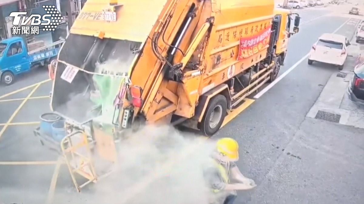 垃圾車在壓縮過程中瞬間爆開,清潔隊員全身被香灰覆蓋,驚險畫面全被監視器拍下 。(圖/民眾提供)