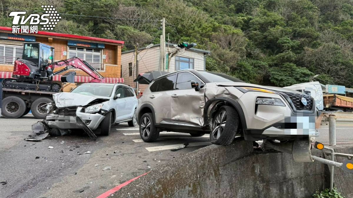 台2線驚險對撞!小客車撞毀護欄「險墜落邊坡」恐怖畫面曝
