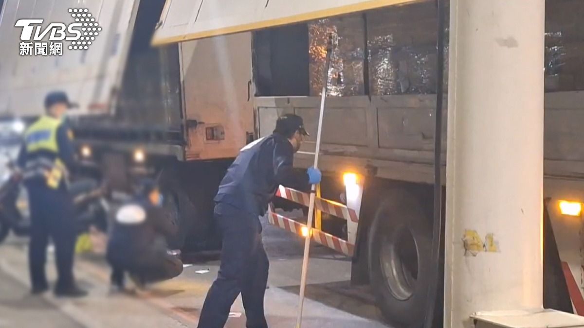 西屯婦人遭聯結車輾過身亡!彰化女騎士「被捲車底」幸運獲救。(圖/TVBS)
