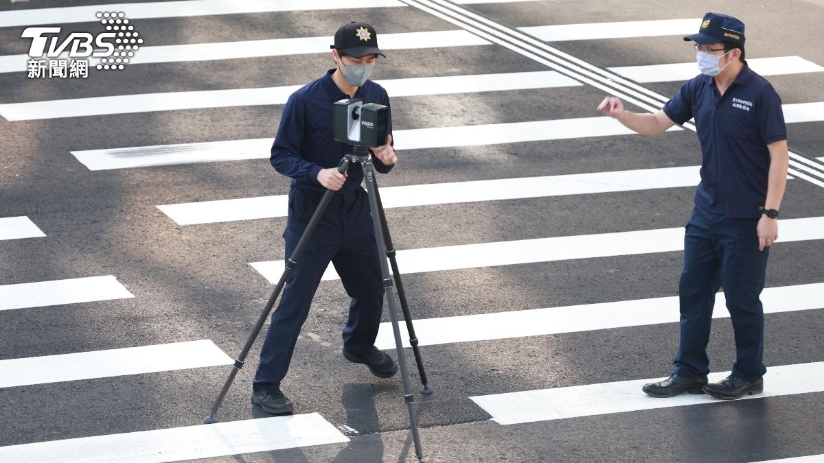 警方在誠品南西店外進行3D重建。（圖／華子琛攝）