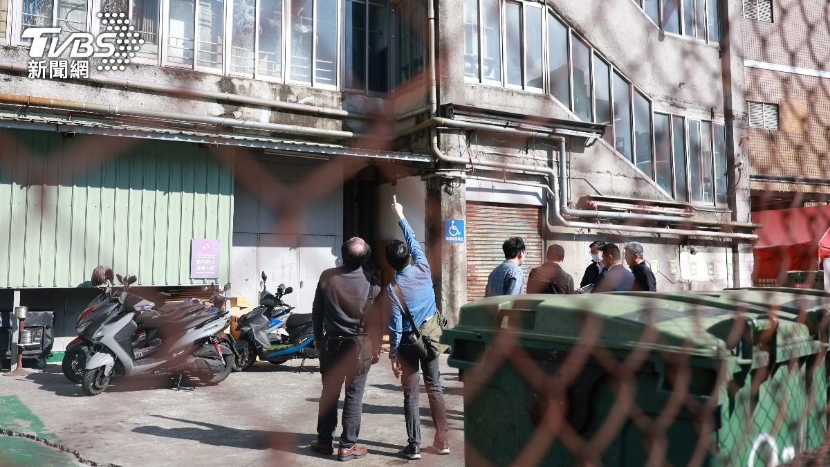 檢警察看張文墜樓地點。（圖／華子琛攝）