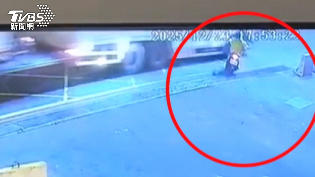 吳姓婦人欲右轉,卻直接撞上聯結車,被捲進車底,緊急送醫搶救,仍因傷勢過重不治。(圖/民眾提供)