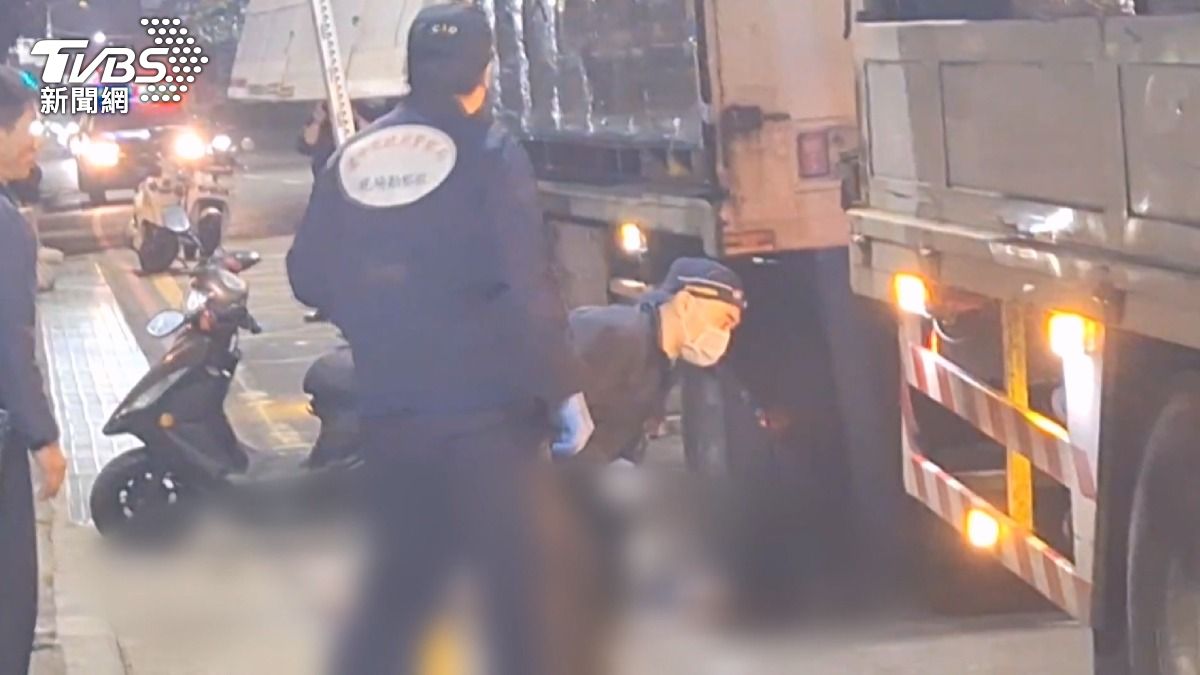 現場仍留有吳姓婦人的機車,車廂內雜物散落一地。(圖/TVBS)
