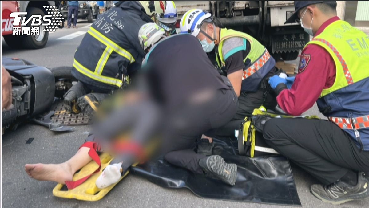 江姓女騎士雖然受困在車底下,但仍保持意識清楚,僅左手腕脫臼並有多處擦挫傷。(圖/TVBS)