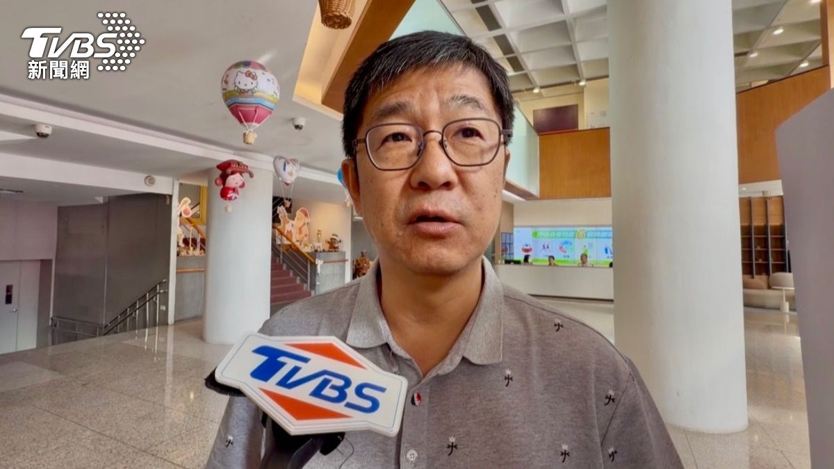 台東縣府文化處副處長劉俊毅說明跨年晚會維安及舞台周邊硬體規劃。（圖／TVBS）
