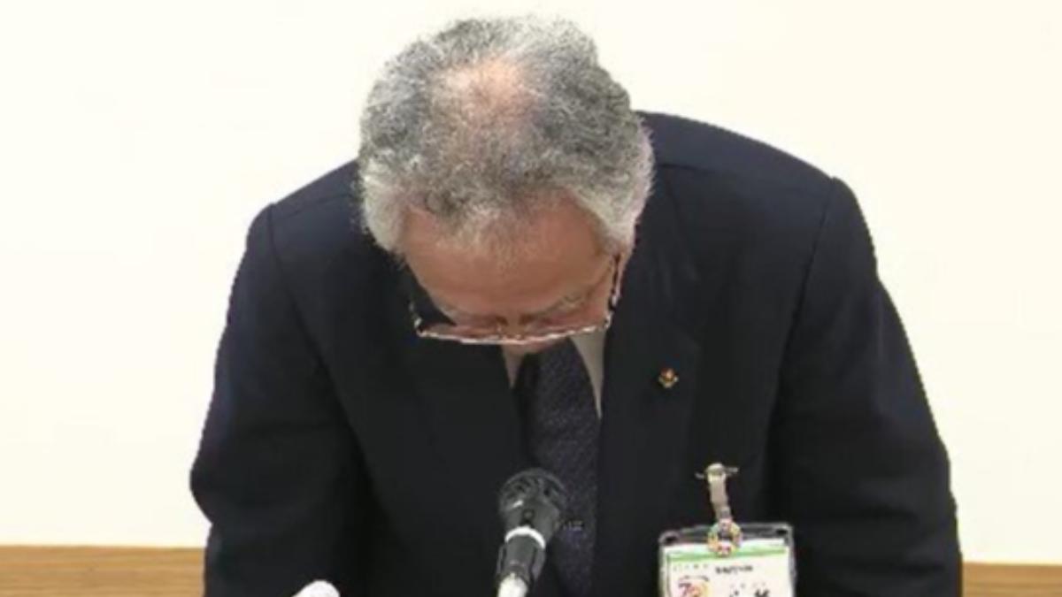 教育長小林久通於記者會上彎腰致歉。（圖／翻攝SBC信越放送）
