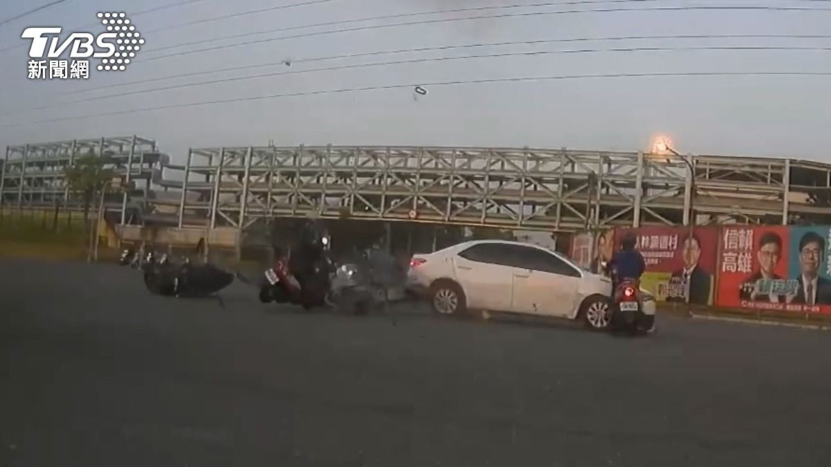 事故發生時,機車騎士們剛遇到綠燈準備向前行駛,突然一輛轎車從側邊迎面而來。(圖/翻攝重機車友|各區路況天氣、資訊分享中心)