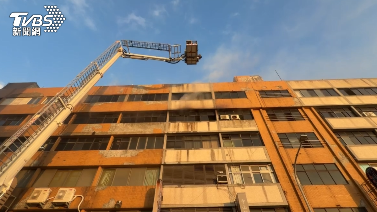 快訊/苗栗車站旁商業大樓大火 4F女住戶「全身燒燙傷」沒心跳