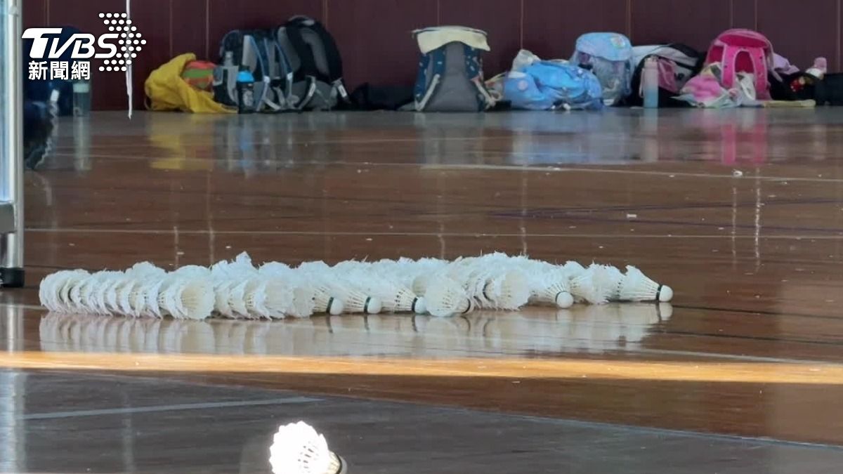 長安國小羽球場因為地理位置好,所以很常一個時段就有90幾組報名,但只取一。(圖/TVBS)