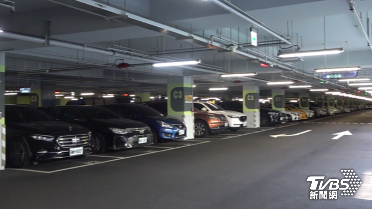 雙北公有停車場月租不保留車位。(圖/TVBS)