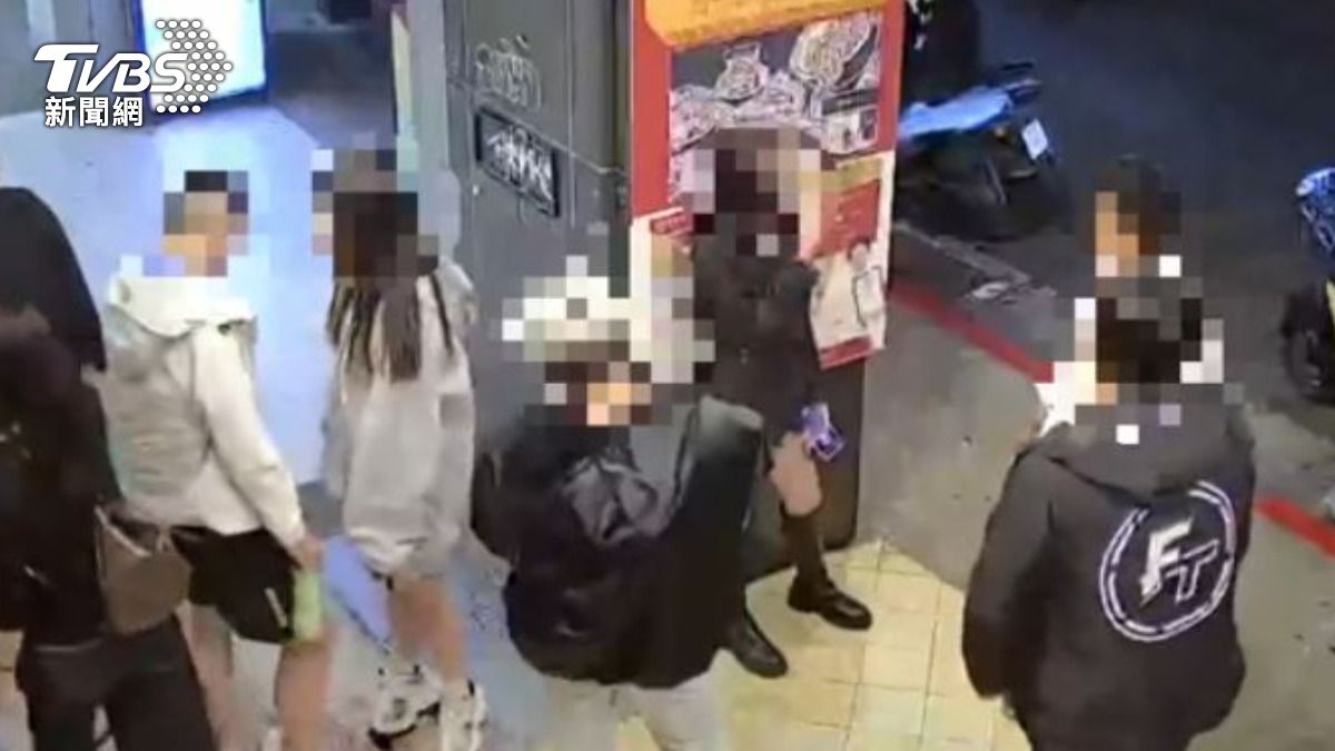 西門知名牛肉麵店闆娘控客抽菸擋門。（圖／TVBS）