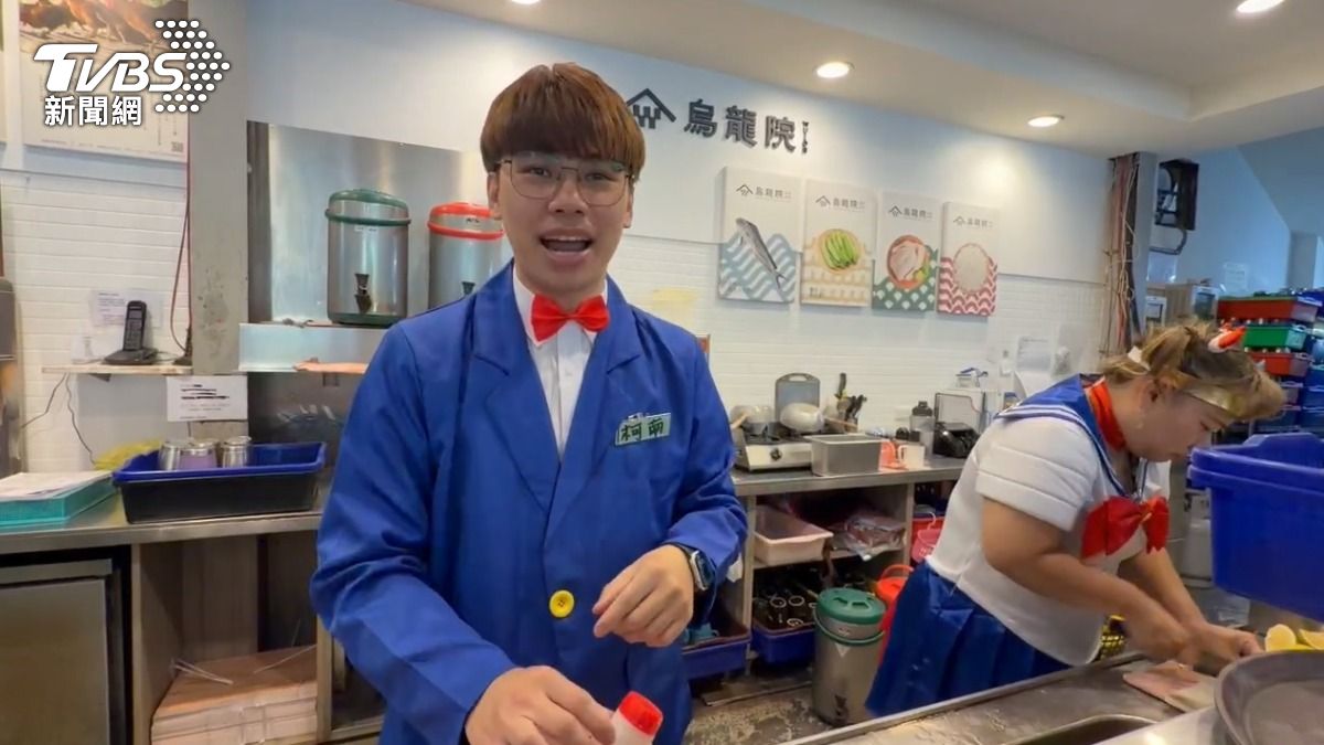 在台東縣市中心,一家餐廳的員工們則以各種創意裝扮迎接耶誕節。(圖/TVBS)