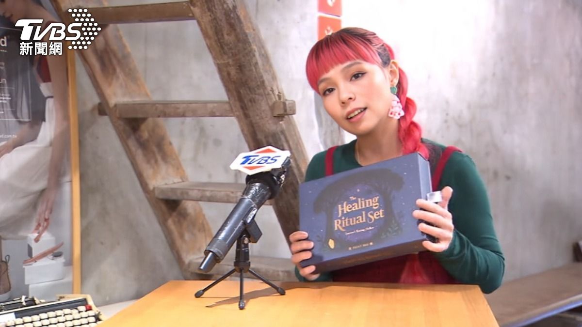 許哲珮向TVBS鏡頭開箱周邊禮包。(圖/彭振棠攝)
