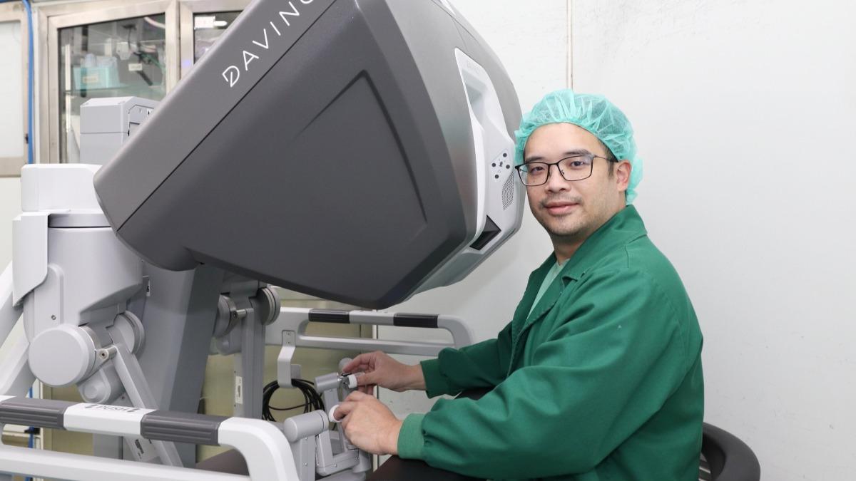 廖啟耀採用達文西機器人手術系統執行肺節切除手術。(圖/大里仁愛醫院提供)