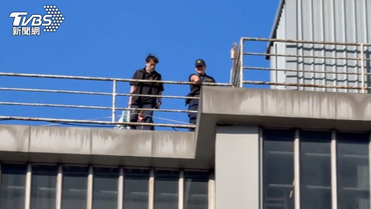 重建張文殺人案八大現場全貌,檢警回誠品南西店頂樓。(圖/TVBS)