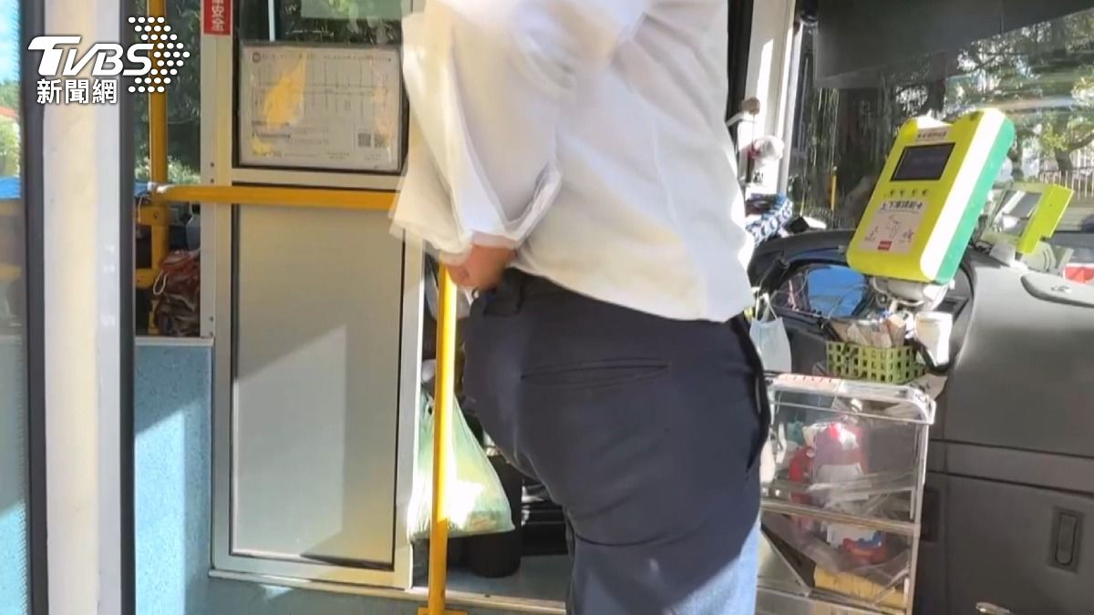 公車司機利用公車休班時間，不只是簡單伸展，而是進行核心肌肉訓練。(圖／TVBS)