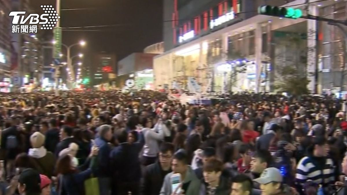 北捷跨年42小時不收班,國父紀念館、101站恐視人潮過站不停。(圖/TVBS)