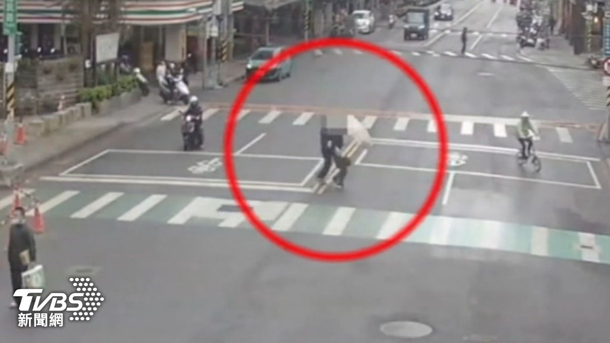 男馬路中突狂毆路人,竟當眾掐脖遭警上銬。(圖/TVBS)