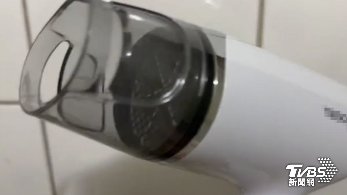 其他苦主直言用了同品牌吹風機後，出現燒焦味、機身發熱等異狀。（圖／TVBS）