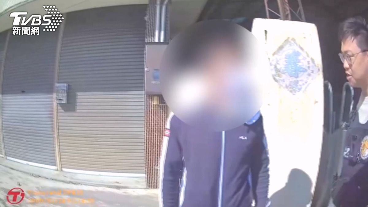 身穿深色外套的張姓兇嫌被便衣警察包圍時表現得相當淡定。(圖／TVBS)