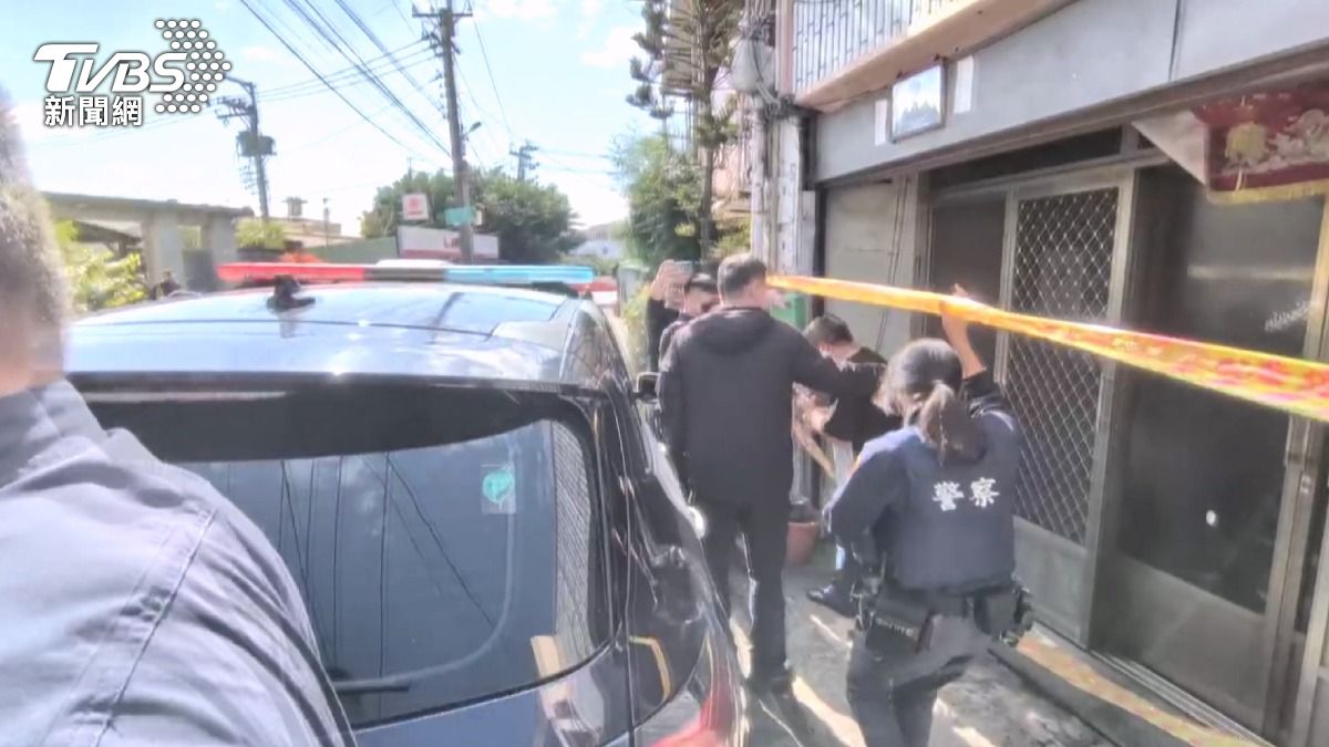 身穿深色外套的張姓兇嫌被便衣警察包圍時表現得相當淡定。(圖／TVBS)