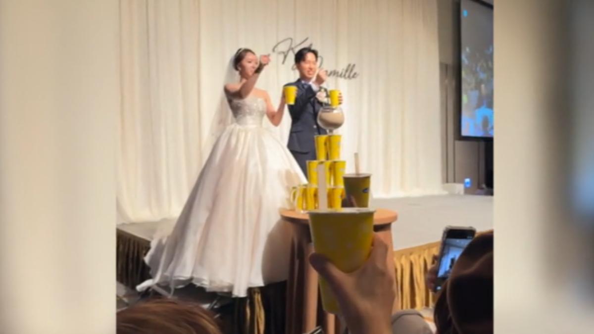 民眾參加婚禮發現一人都有一杯珍珠奶茶,相當驚喜。(圖/新人提供)
