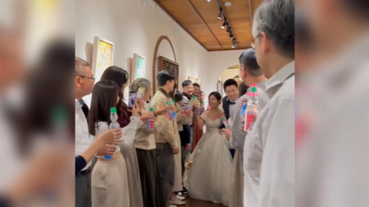 有新人是兒時玩伴,因此發給賓客一人一瓶「彈珠汽水」。(圖/想樂創意提供)