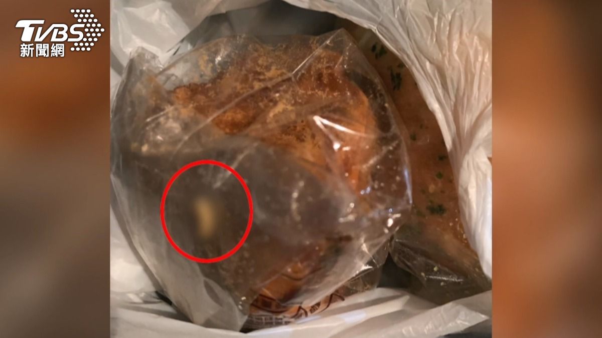 民眾購買了5個麵包作為隔日早餐,卻在隔天早上驚見麵包內有米黃色蟲子蠕動。(圖/民眾提供)