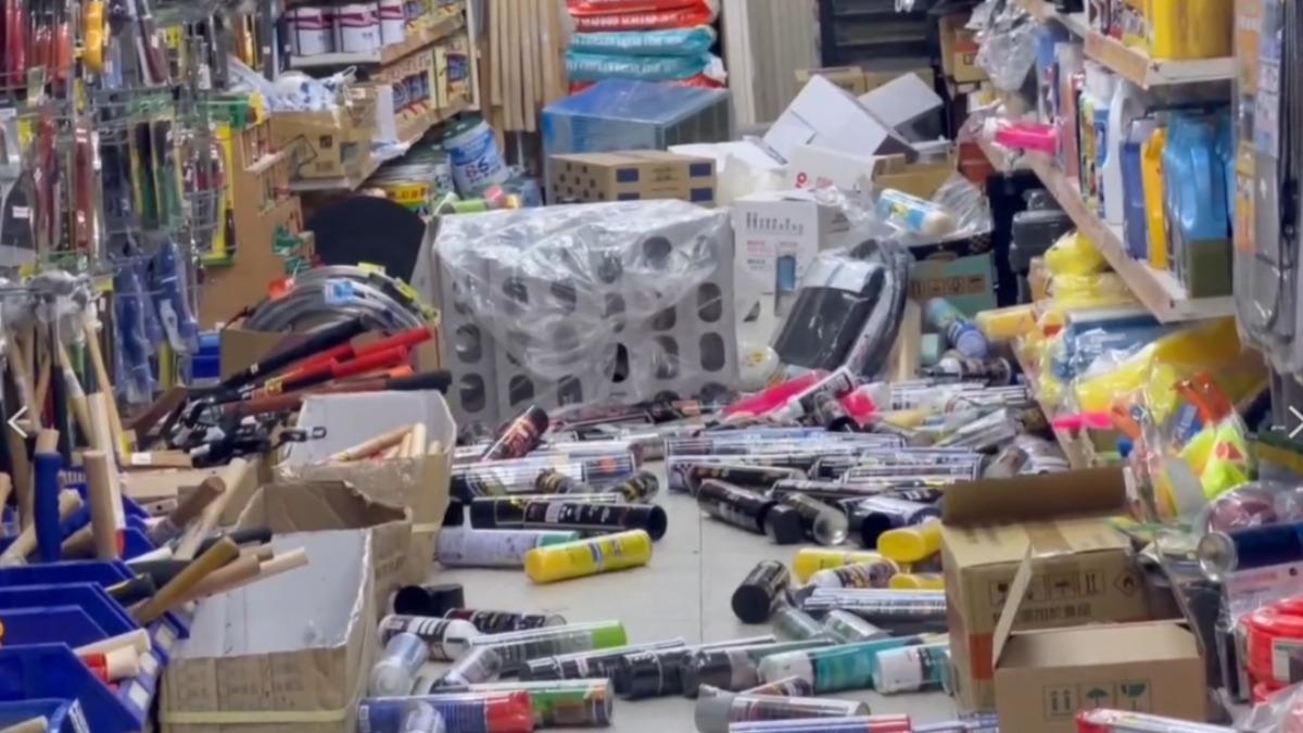 現場售賣的殺蟲劑等等商品被震落地。(圖/TVBS)