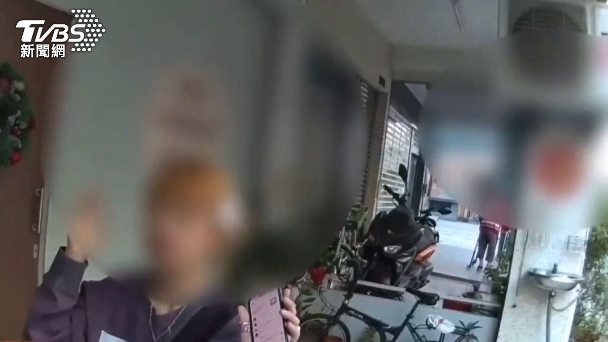 高雄知名甜點店老闆娘,近日遭人指控惡意踹門、撕毀司法通知書,甚至還對鄰居門縫噴殺蟲劑,她駁斥否認。(圖/TVBS)