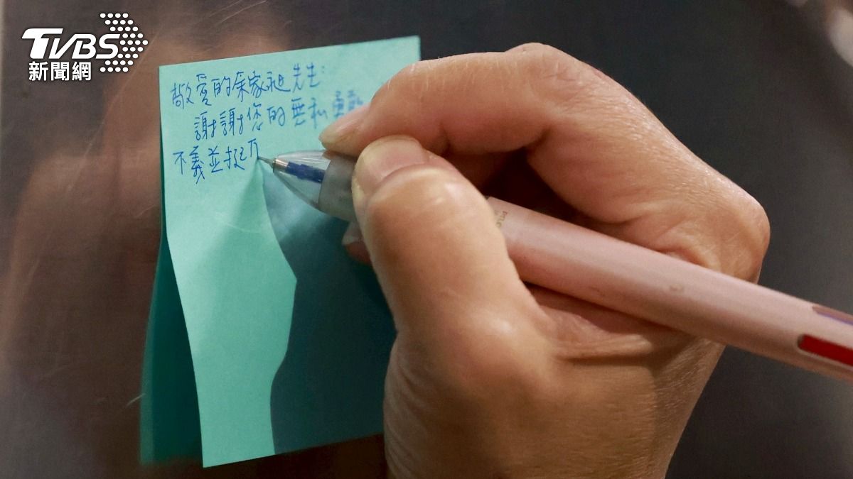 民眾到現場哀悼致意。(圖/華子琛攝)