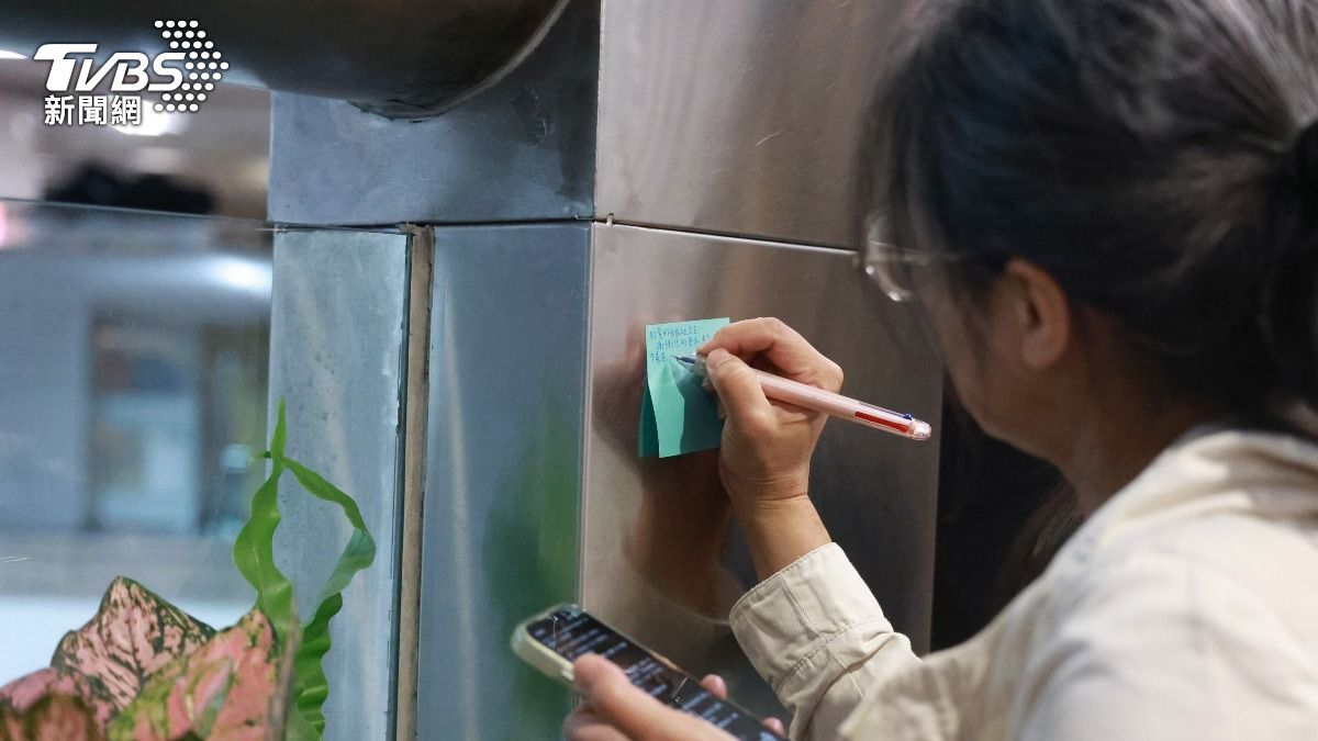 1219隨機砍人案事發現場,台北車站M8出口附近設有哀悼處。(圖/華子琛攝)