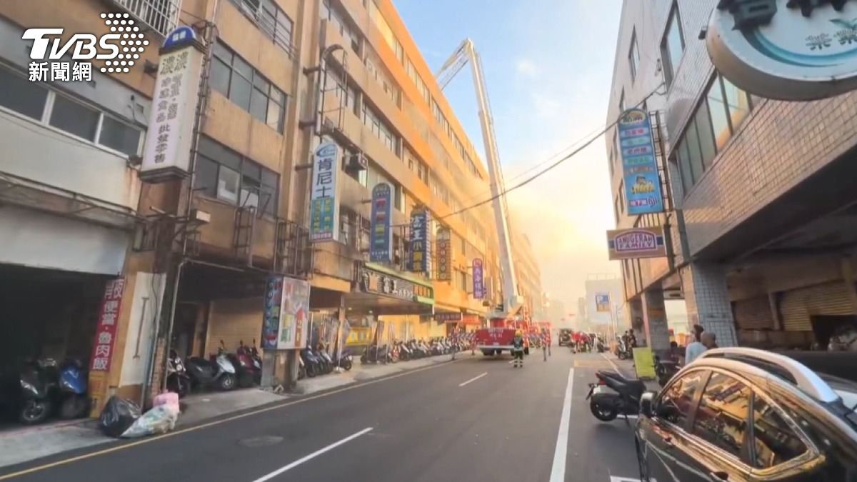 消防隊緊急出動雲梯車疏散受困民眾,從頂樓成功救出3人,但仍造成1人死亡。(圖/TVBS)