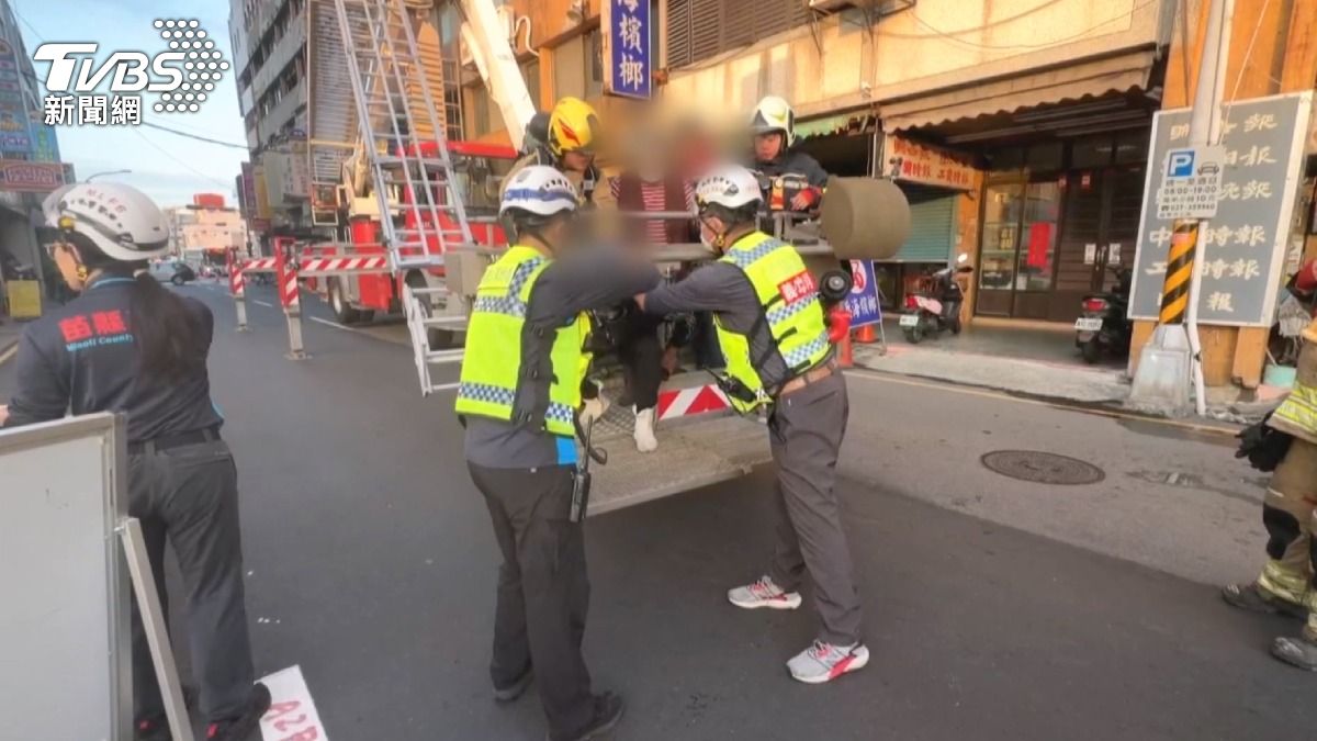 消防人員立即出動雲梯車,成功從頂樓救出3位受困民眾。(圖/TVBS)