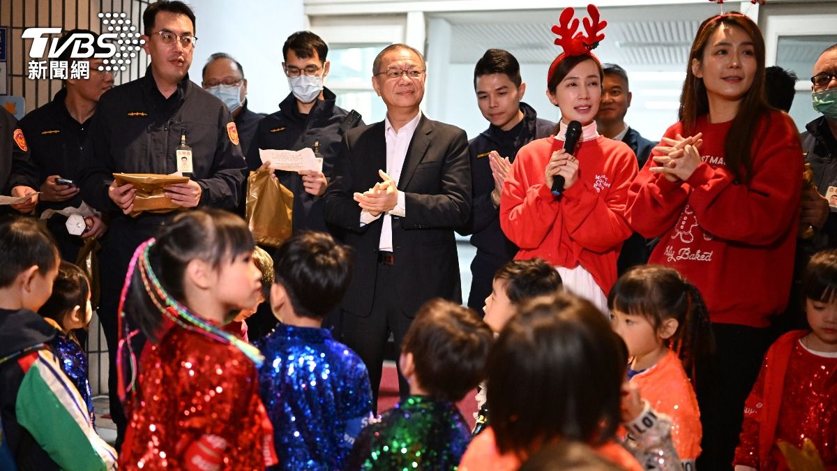 影后現身警政署!小薰、李又汝「耶誕報佳音」攜手員警籲防詐