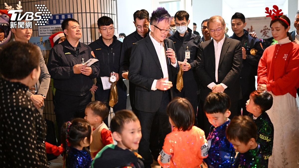 警政署從去年開始與教會密切合作,新生命小組教會主任牧師顧其芸帶領眾人禱告。(圖/TVBS)