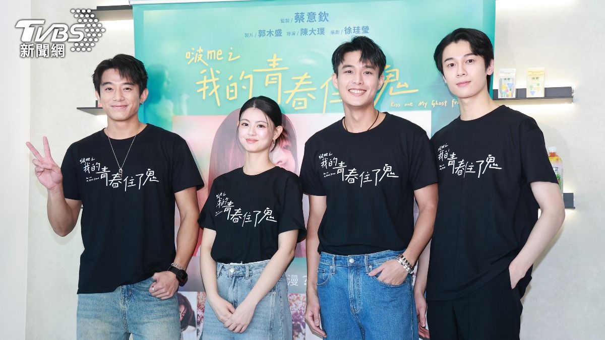 初孟軒(左起)、陳昱廷、安俊朋、顏廷儒打牌增進感情。(圖/黃城碩攝)
