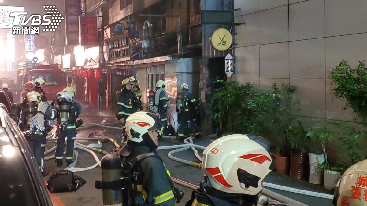 將近百名消防員救災。（圖／TVBS）