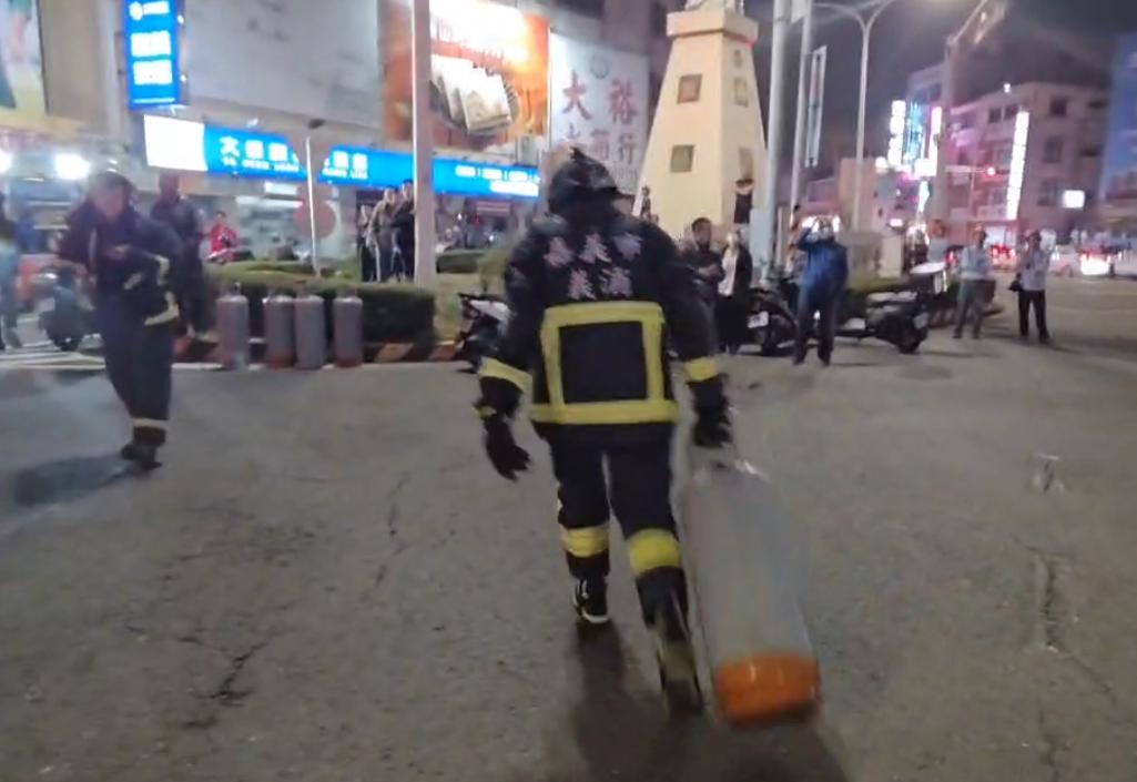 火勢波及多家餐飲業,急移出瓦斯桶。(圖/TVBS)