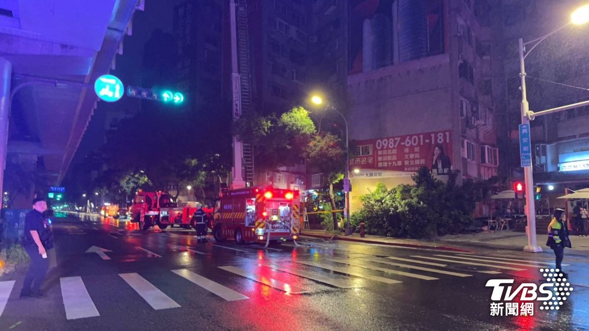 台北市松山區復興北路一處住宅今(25)日凌晨3時許發生火警,據了解疑似為住戶60歲林女於平安夜點燃蠟燭,事後置放於住家外的鞋櫃上引發火勢。(圖/TVBS)