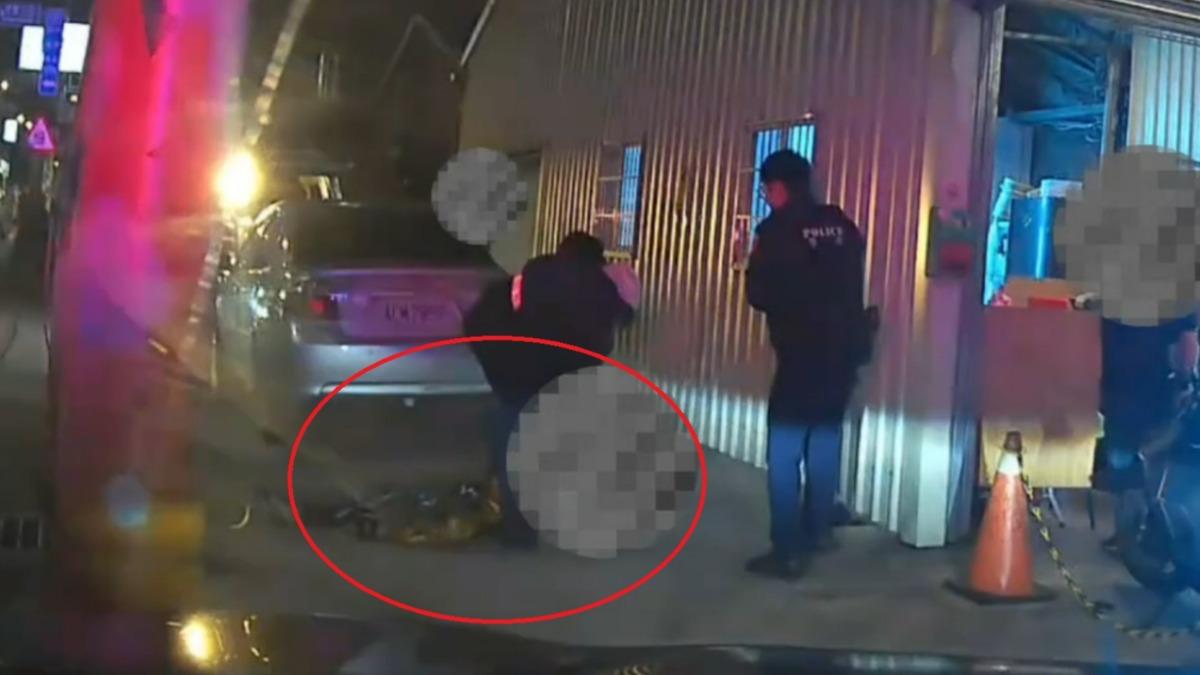 員警獲報到場，緊急壓制男子。（圖／TVBS）