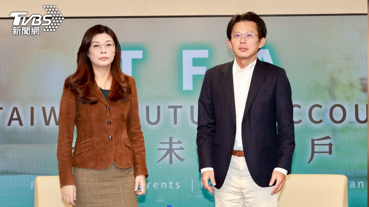 藍白兩黨主席鄭麗文與黃國昌共同出席台灣未來帳戶(TFA)記者會。(圖/潘建樺攝)