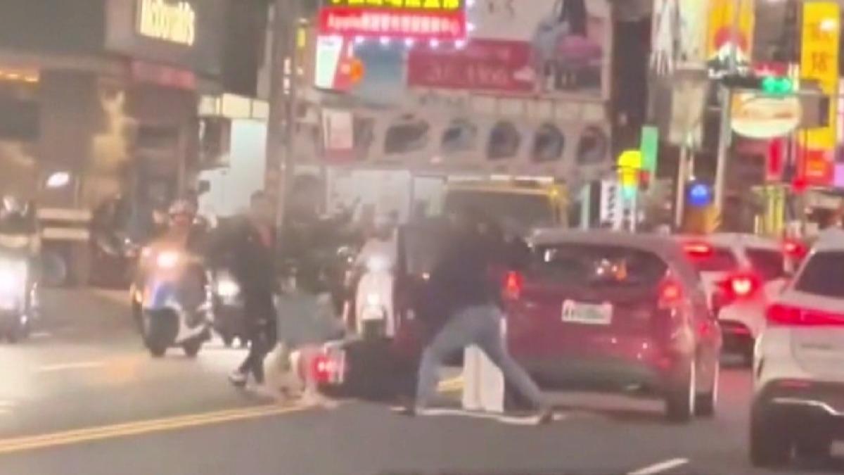路中央開打!2v1「安全帽.拳頭」成武器,機汽車下車輸贏。(圖/翻攝社會事新聞影音)