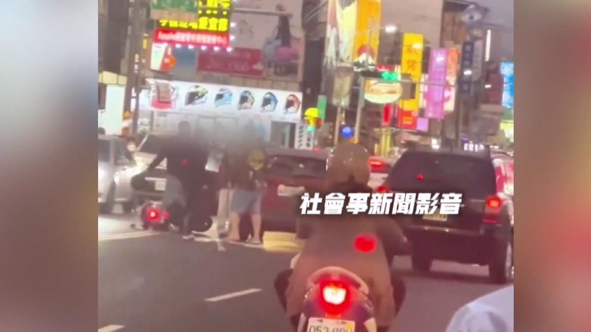三名男子因行車糾紛,不顧其他用路人安全,在馬路中央上演全武行,警方將通知相關人員到案說明。(圖/翻攝社會事新聞影音)