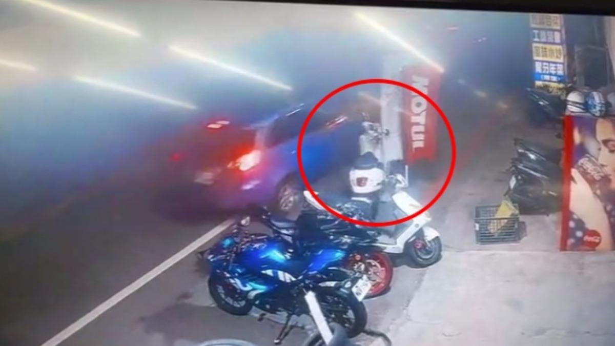 藍色轎車衝撞路邊兩輛機車,白色偉士牌剛理賠又遭撞。(圖/翻攝threads:ridesign2007)