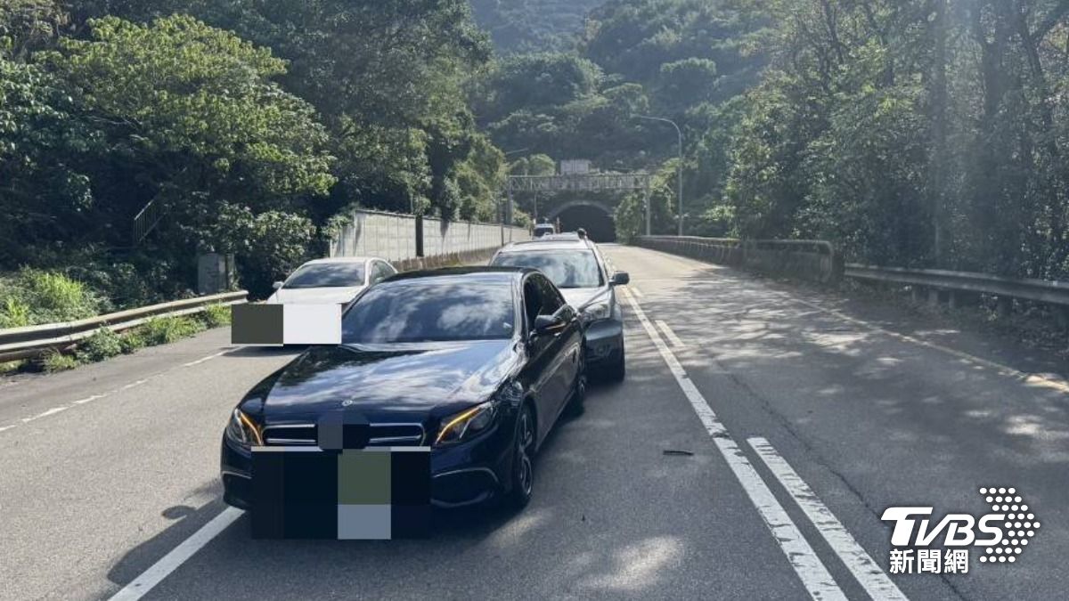 信義文山隧道前發生四起車禍,總共九車受損。(圖/TVBS)