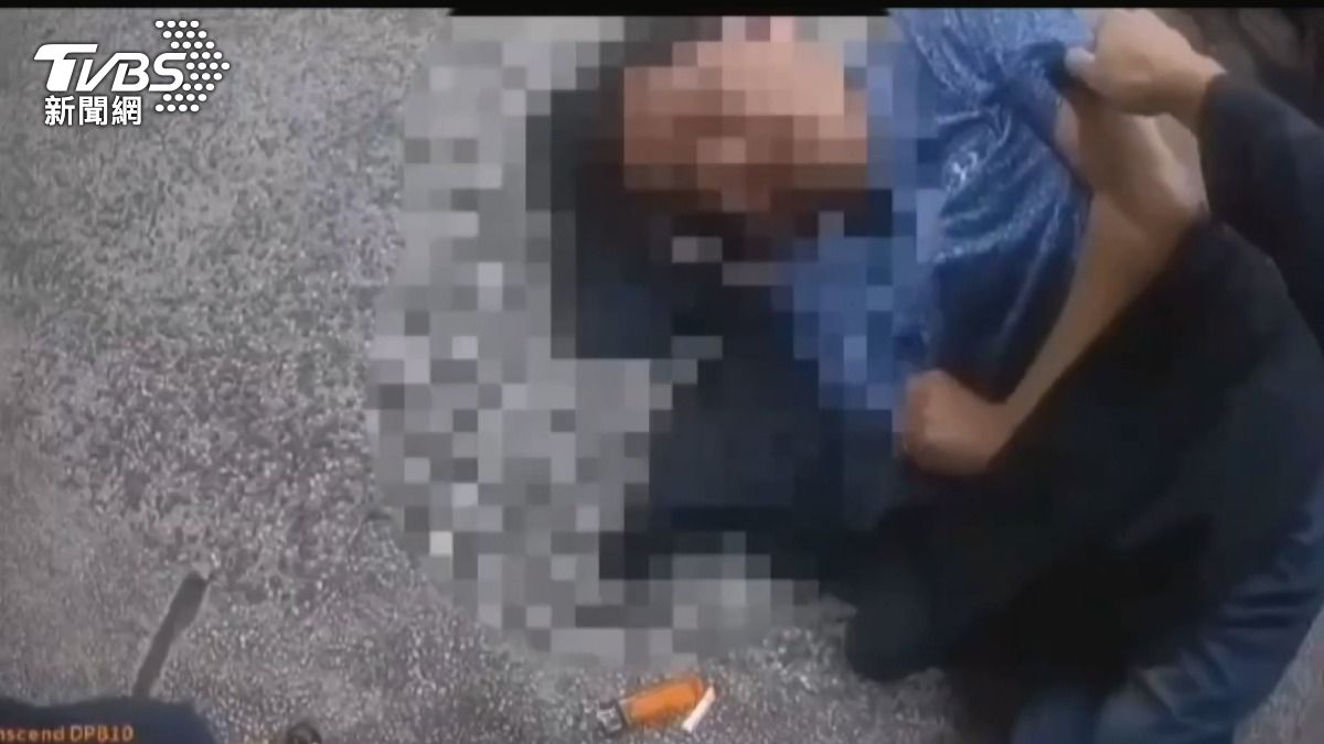 男子醉倒在路邊,警方到場依法實施保護管束並帶回派出所安置。(圖/TVBS)